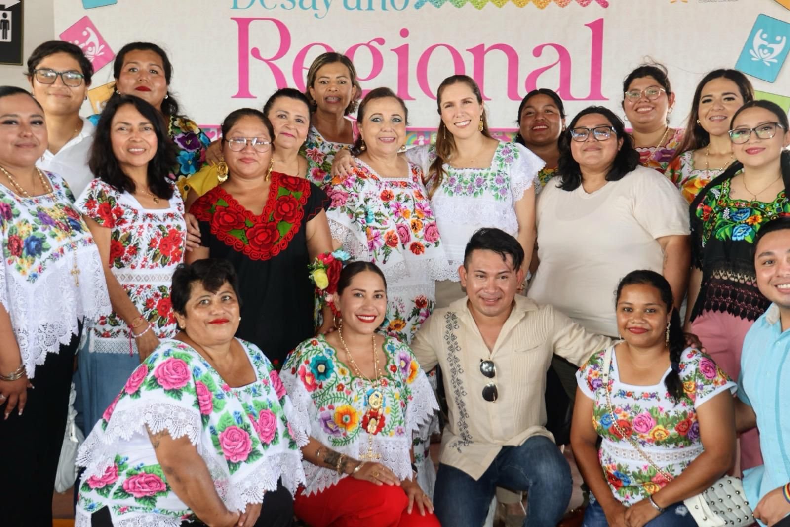 ATENEA GÓMEZ RICALDE ENCABEZA TRADICIONAL DESAYUNO REGIONAL CON CAUSA A BENEFICIO DE LAS PERSONAS ADULTAS MAYORES DE ISLA MUJERES