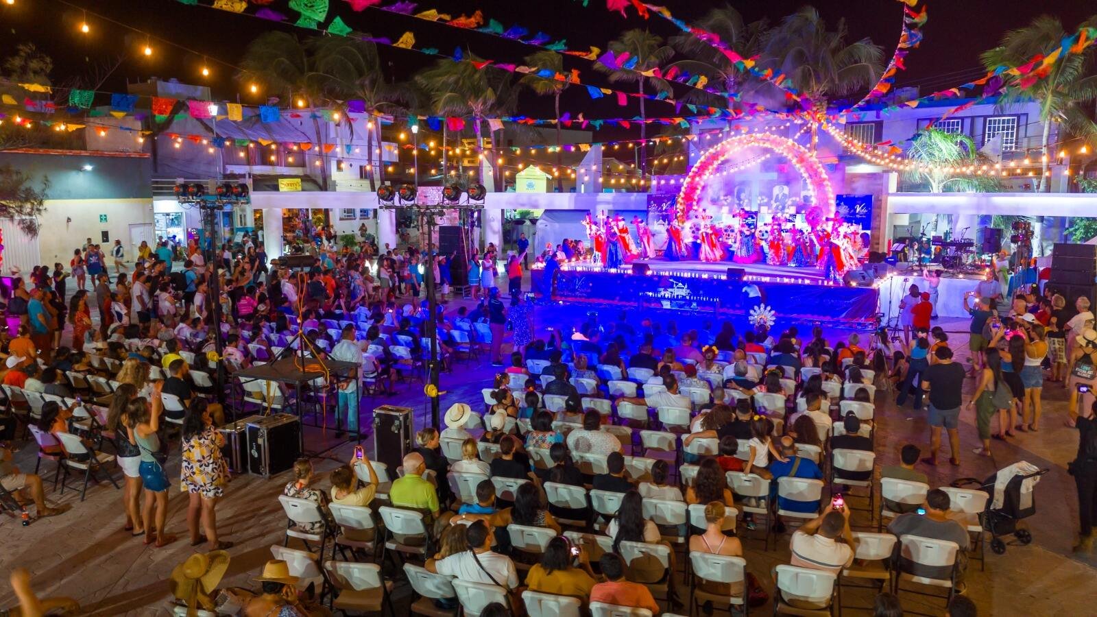 ATENEA GÓMEZ ENCIENDE EL GRAN ALTAR Y DA LA BIENVENIDA A LAS ÁNIMAS CON LO QUE INICIA LA TERCERA EDICIÓN DEL FESTIVAL "LUZ Y VIDA, ENTRE VIVOS Y MUERTOS" EN EL PUEBLO MÁGICO DE ISLA MUJERES
