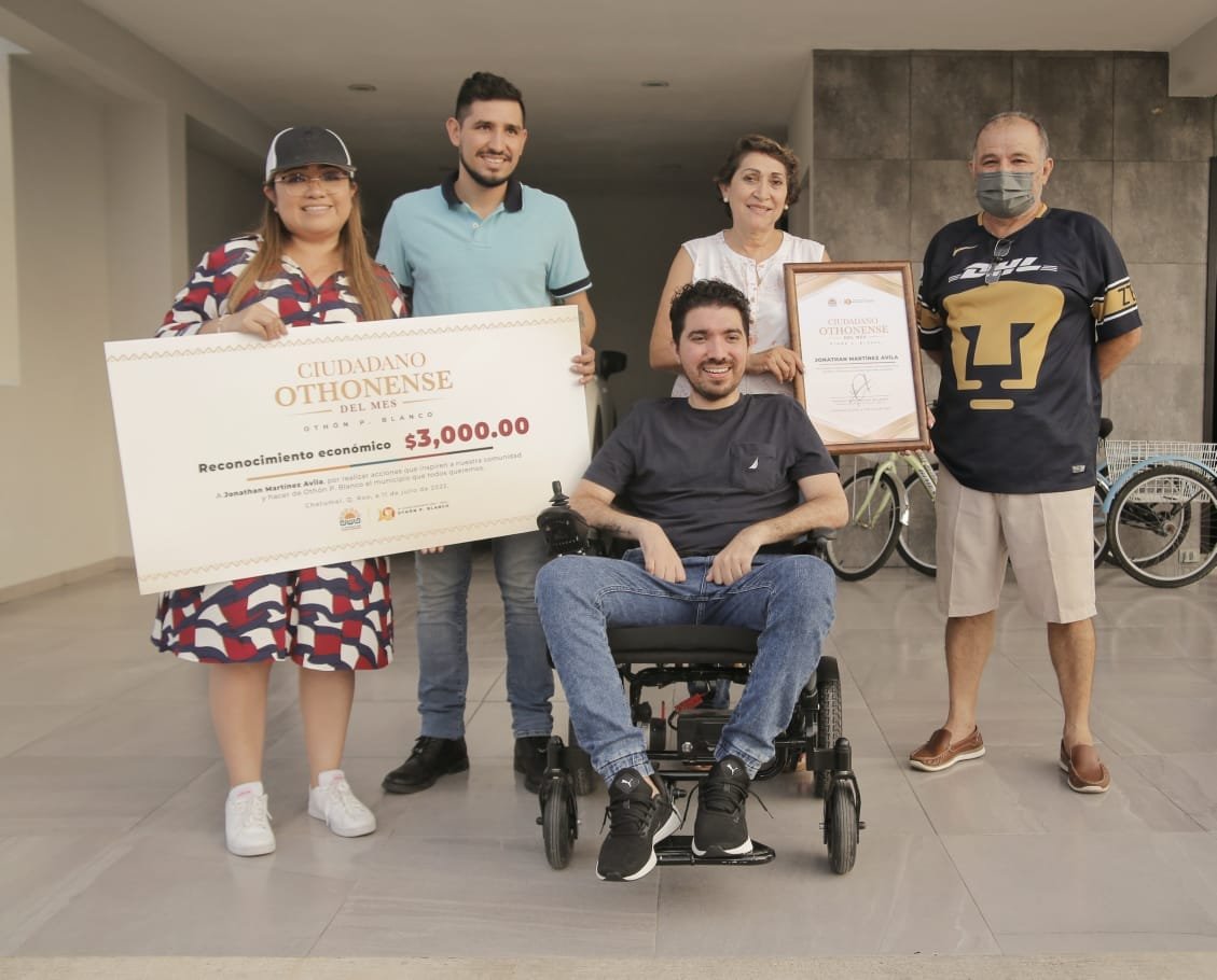 JONATHAN MARTÍNEZ RECIBE DE MANOS DE LA PRESIDENTA MUNICIPAL EL RECONOCIMIENTO AL OTHONENSE DEL MES