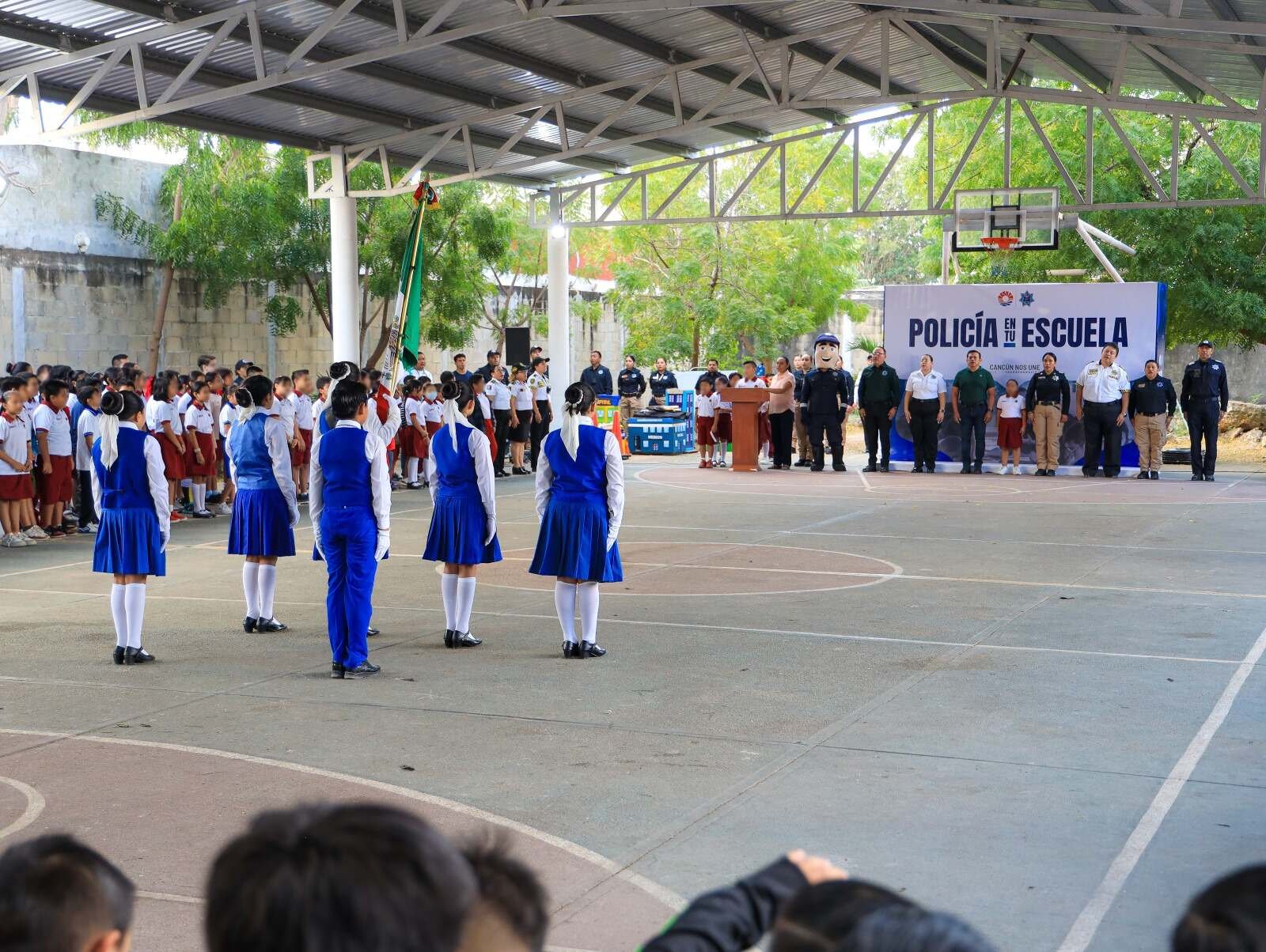 CONVIVEN MÁS DE 500 ESTUDIANTES CON LA POLICÍA CANCÚN