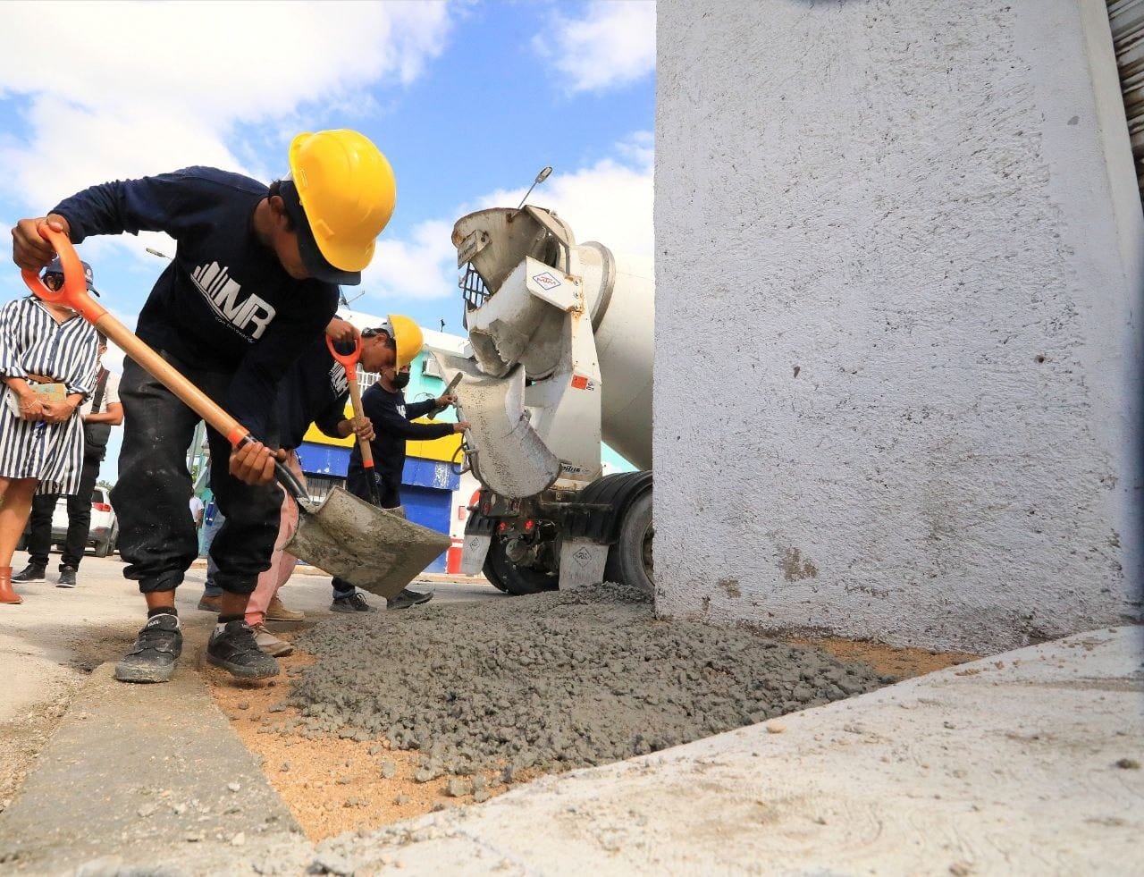 GOBIERNO DE SOLIDARIDAD MEJORA LA VIALIDAD URBANA CON GUARNICIONES Y BANQUETAS