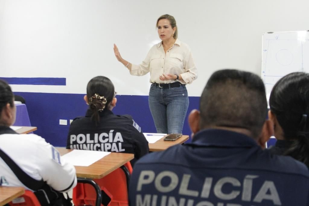 LA PRESIDENTA MUNICIPAL LILI CAMPOS CAPACITA A ELEMENTOS POLICIALES EN ÉTICA