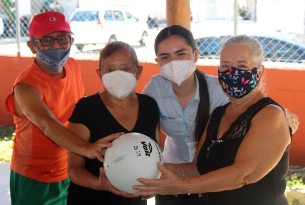 RECIBEN ADULTOS MAYORES DEL DIF SOLIDARIDAD EQUIPO DEPORTIVO PARA SU SANO ESPARCIMIENTO