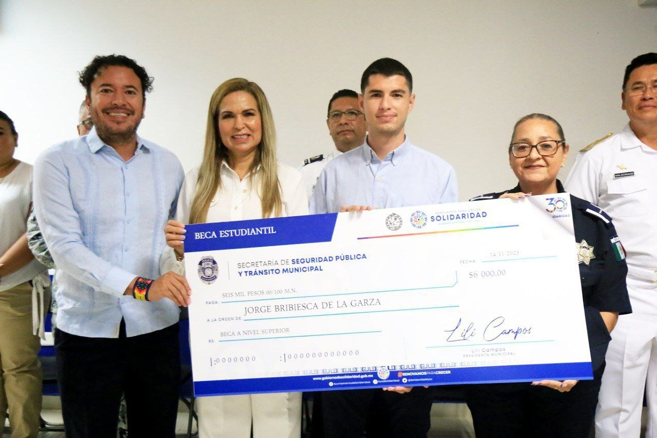 LILI CAMPOS CUMPLE CON BECAS A HIJOS DE POLICÍAS