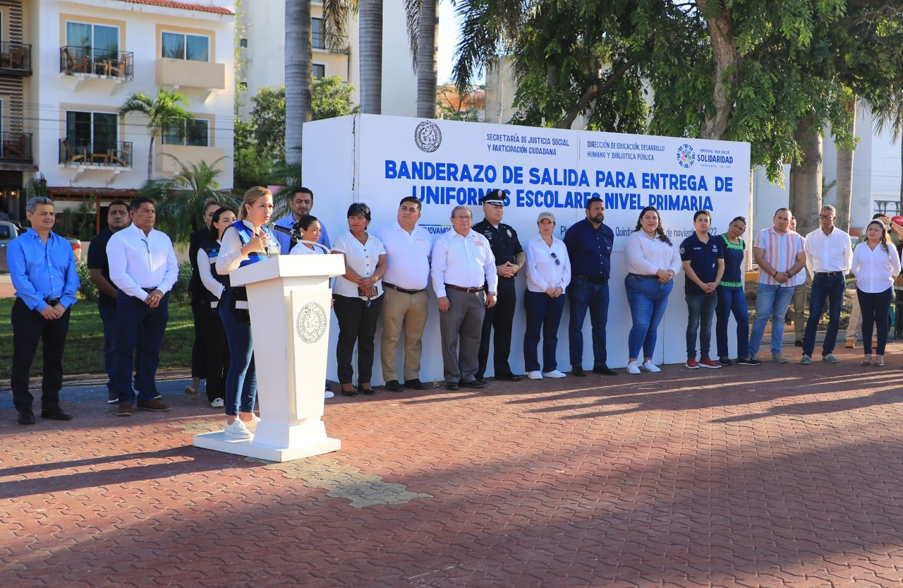 LILI CAMPOS DOTA DE UNIFORMES A 33 MIL NIÑOS Y NIÑAS DE SOLIDARIDAD