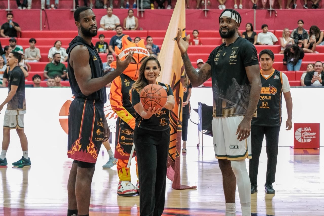 VIVE MARA LEZAMA LA FIESTA DEL BALONCESTO CON LA AFICIÓN EN EL SEGUNDO JUEGO EN CASA DE LA SERIE INAUGURAL DE EL CALOR DE CANCÚN