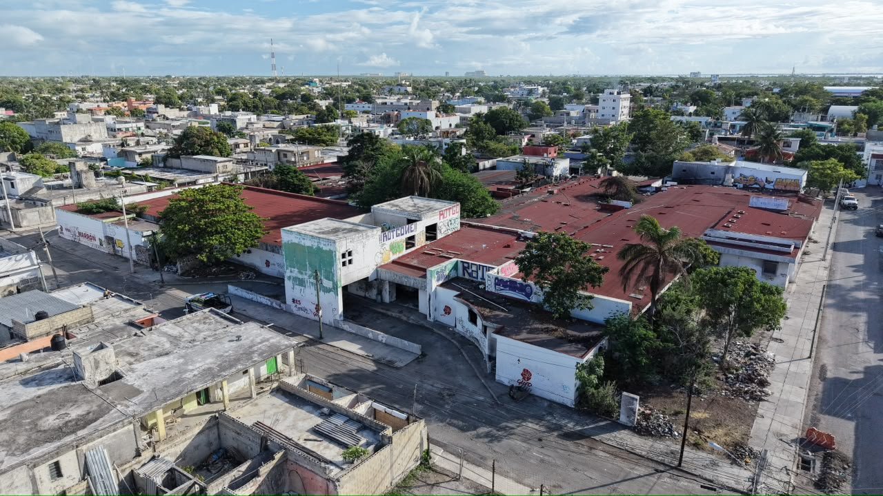 TRAS UNA DÉCADA DE ABANDONO, INICIA LA DEMOLICIÓN DEL HOSPITAL GENERAL PARA DAR PASO AL NUEVO HOSPITAL MATERNO INFANTIL DE CANCÚN