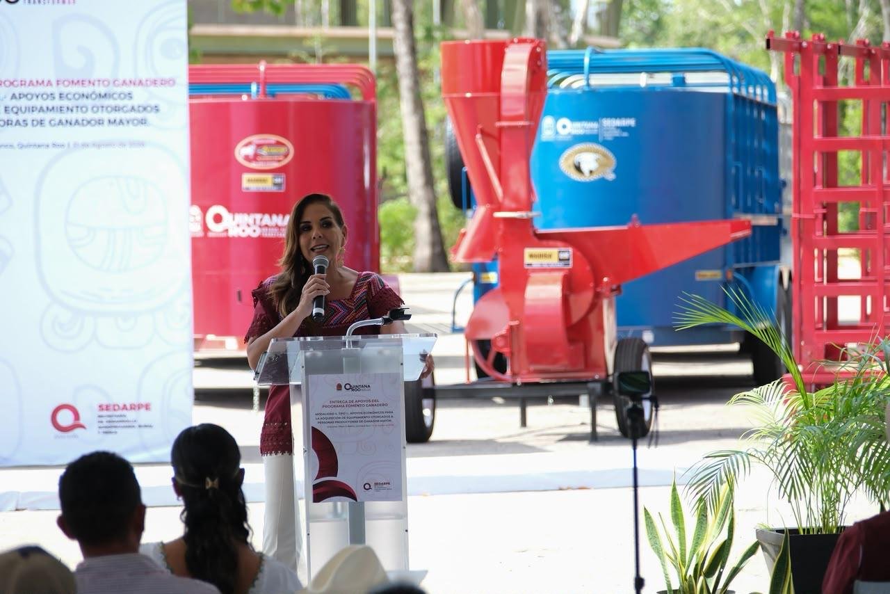 IMPULSA MARA LEZAMA PRODUCTIVIDAD DEL CAMPO CON ENTREGA DE NUEVO EQUIPAMIENTO GANADERO