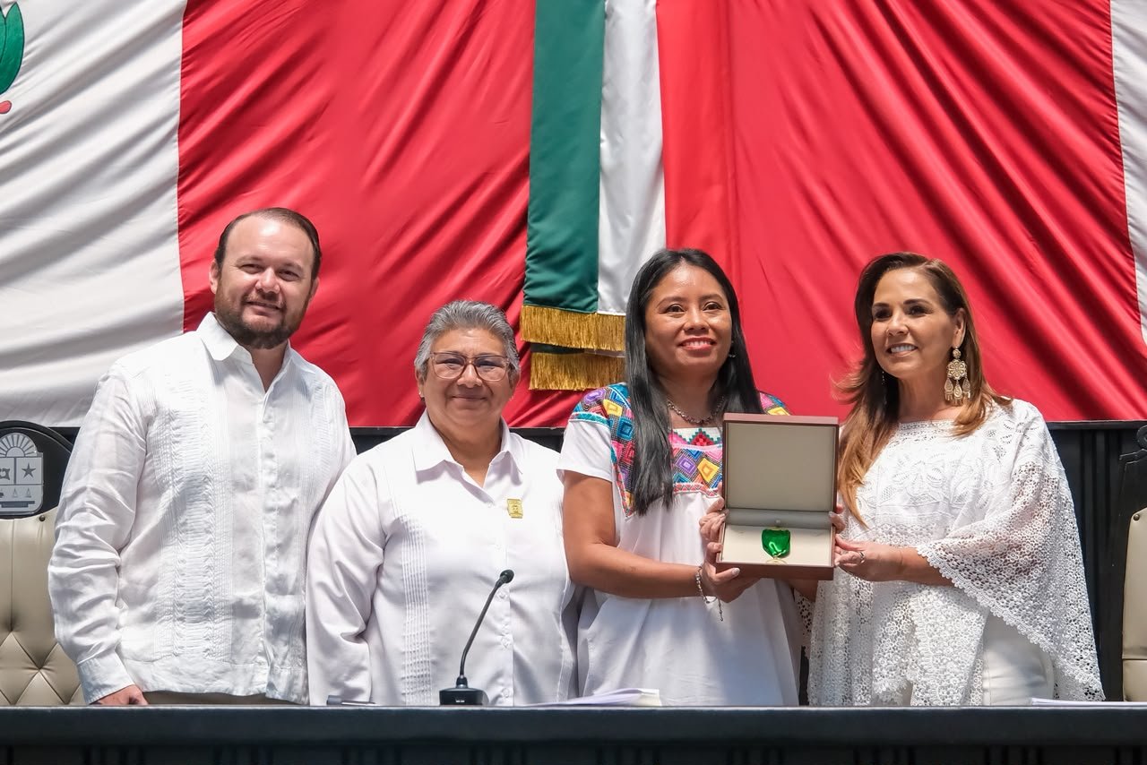 RECONOCE MARA LEZAMA LA FUERZA, IDENTIDAD Y LIDERAZGO DE LAS MUJERES MAYAS CON LA MEDALLA AL MÉRITO MUJER INDÍGENA MAYA “MARÍA PETRONA UICAB”